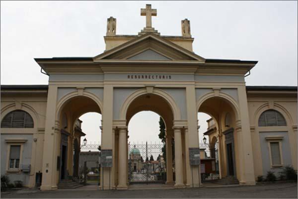 Riapre il cimitero di Trecate chiuso a causa del maltempo