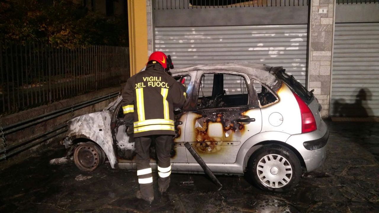 Incendio auto i vigili del fuoco evitano il peggio
