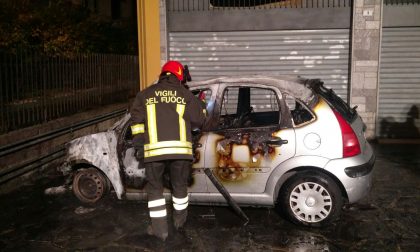 Incendio auto i vigili del fuoco evitano il peggio