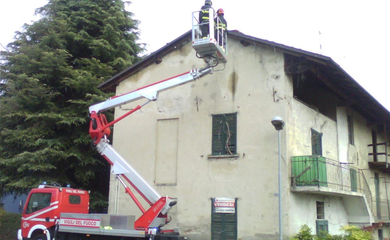 Struttura pericolante: i pompieri a Dormelletto