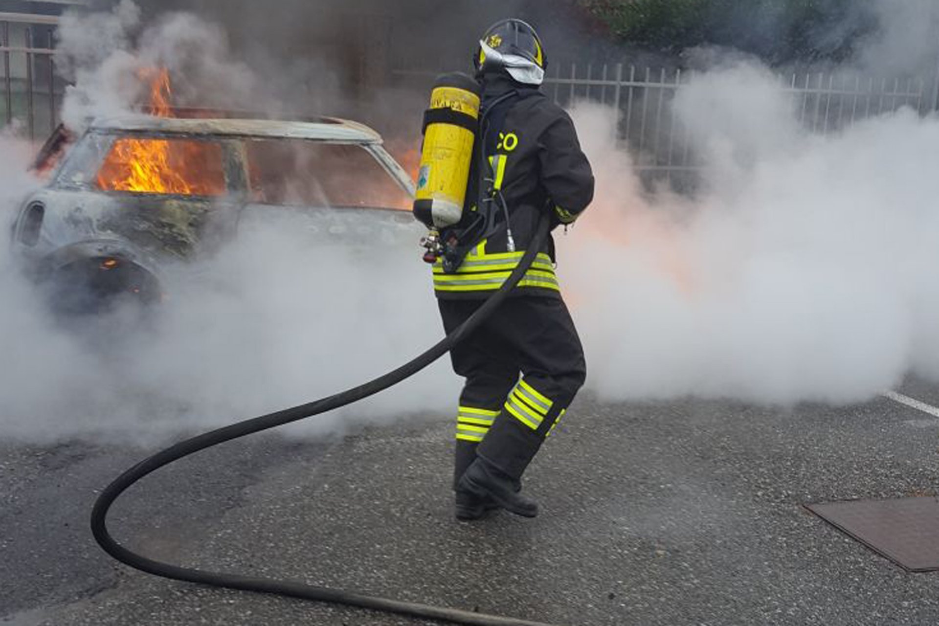 Auto distrutta dalle fiamme.