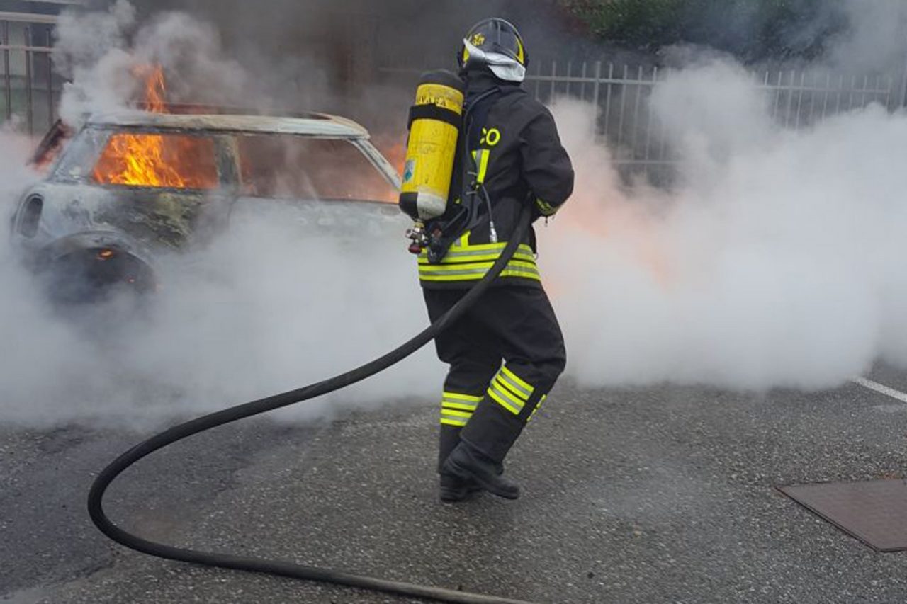 Auto distrutta dalle fiamme, paura sul lago – LE FOTO