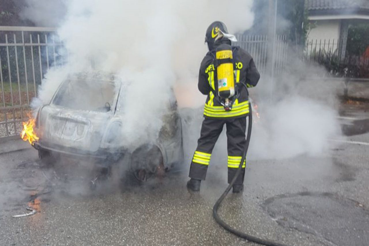 Auto distrutta dalle fiamme.