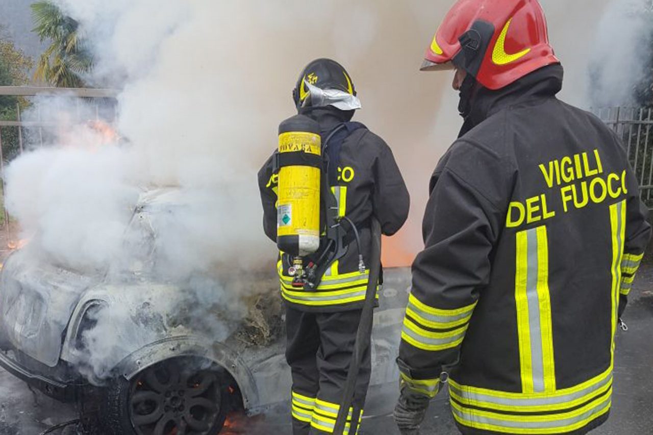 Auto distrutta dalle fiamme.