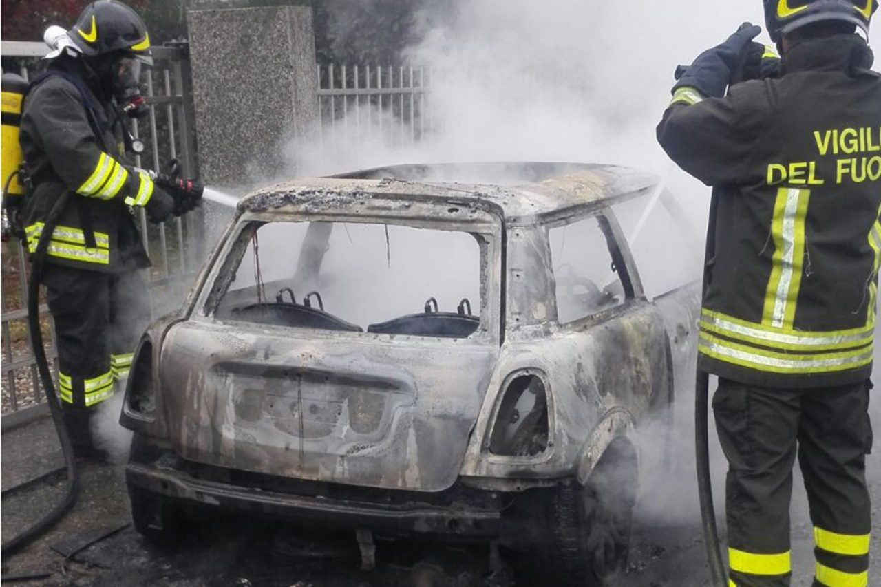 Auto distrutta dalle fiamme.