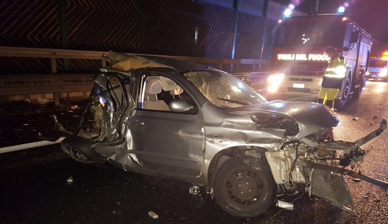 Maxi incidente stanotte: una persona incastrata fra le lamiere