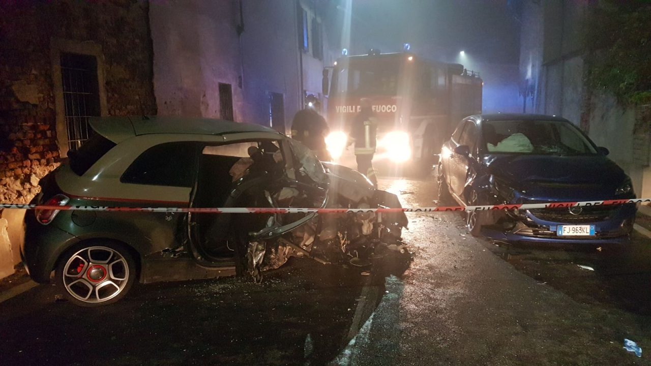 Violento schianto due auto coinvolte occupante incastrato