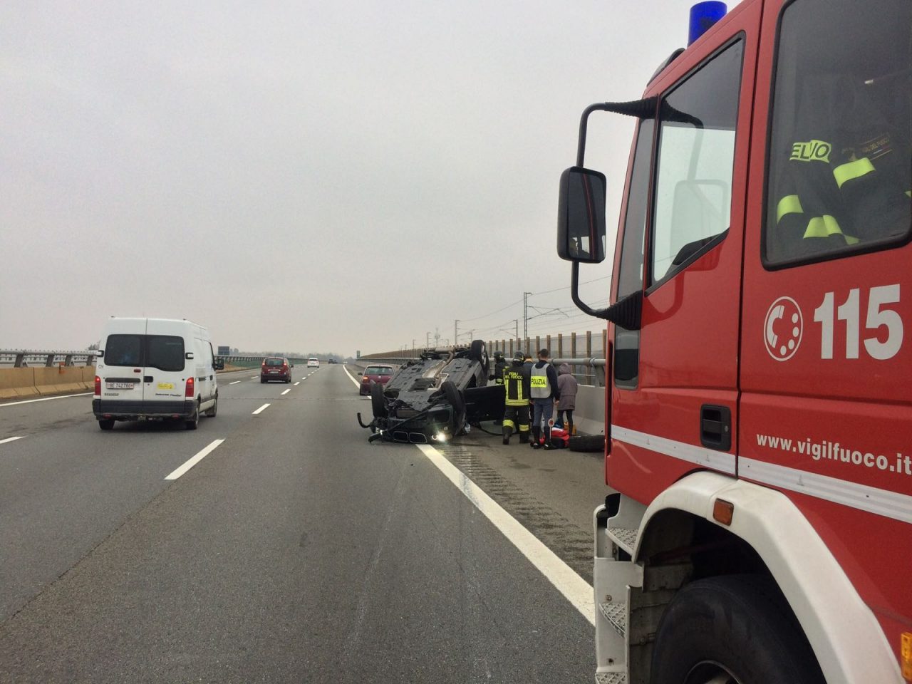 Auto ribaltata autostrada circolazione rallentata per oltre un’ora