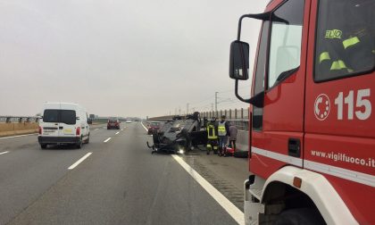 Auto ribaltata autostrada circolazione rallentata per oltre un'ora