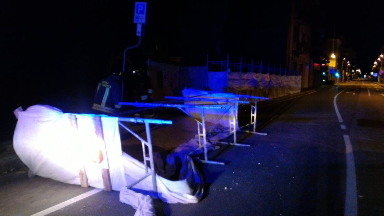 Forte vento nella notte: ponteggio cade in strada LE FOTO