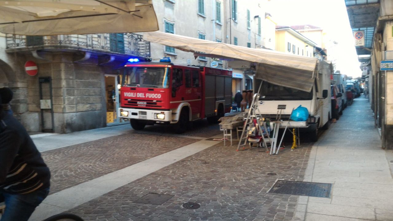 Bambino intrappolato liberato dai pompieri in centro città