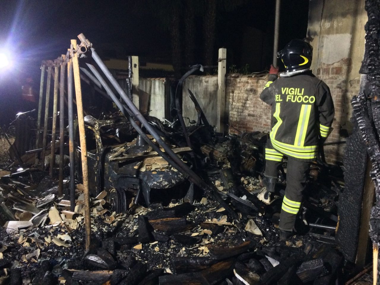 Incendio autorimessa  sono intervenuti i vigili del fuoco