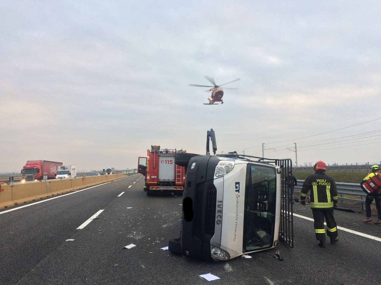 Furgone ribaltato in autostrada, un ferito in codice giallo
