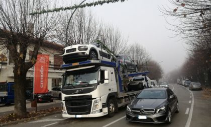 Autocarro impigliato nelle luci da Natale in viale Baracca