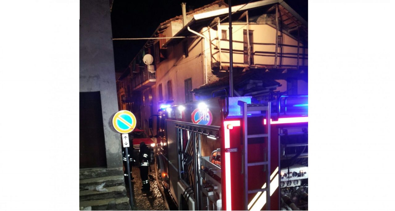 Incendio tetto pompieri bloccano la propagazione