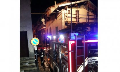 Incendio tetto pompieri bloccano la propagazione