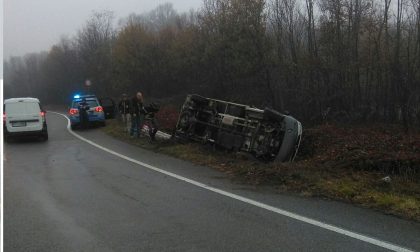 Camion ribaltato a Borgomanero