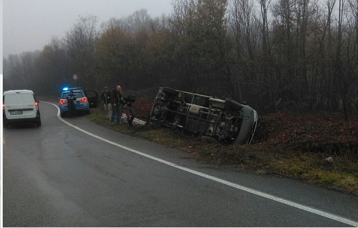 Camion ribaltato a Borgomanero