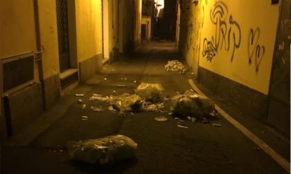 Immondizia sparsa in centro, uomini o animali?