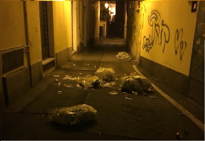 Immondizia sparsa in centro, uomini o animali?