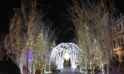 Natale aronese: perché vie illuminate e altre no?