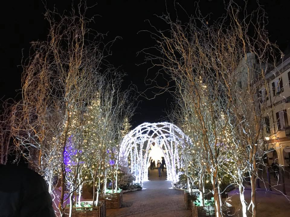 Natale aronese: perché vie illuminate e altre no?