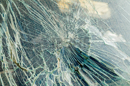 Sasso da cavalcavia: camionista vivo per miracolo