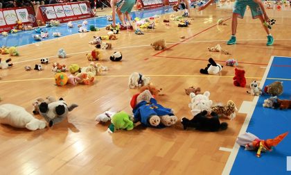 Oleggio basket: lancio di peluche sabato