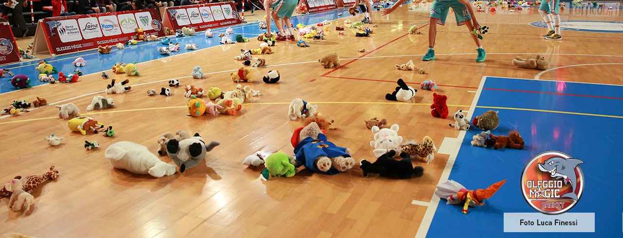 Oleggio basket: lancio di peluche sabato