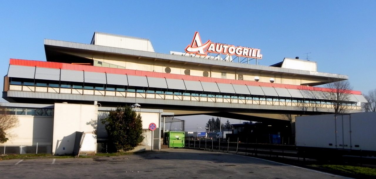 Dimentica figlio in autogrill a Novara