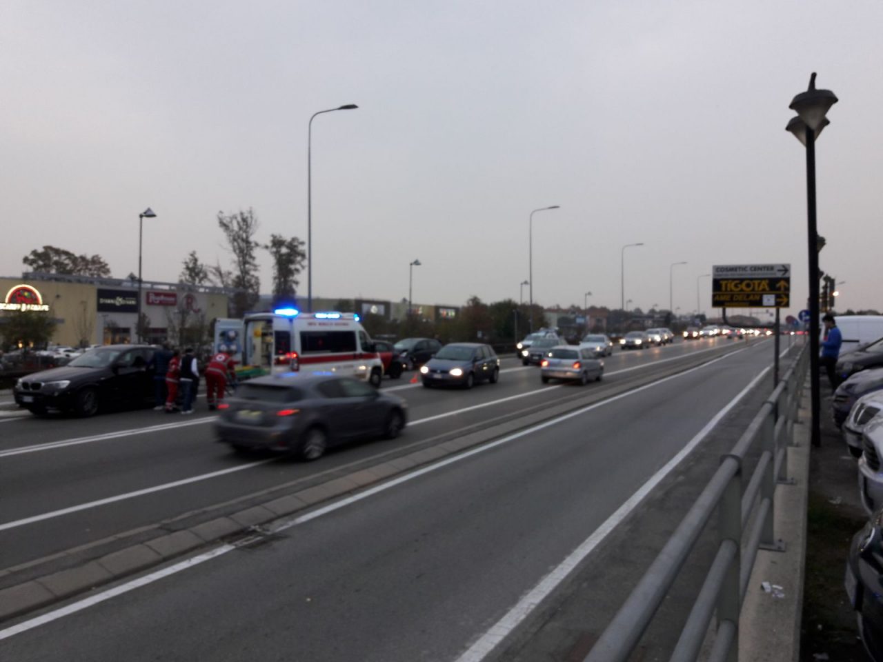 Tamponamento auto traffico rallentato sul Sempione