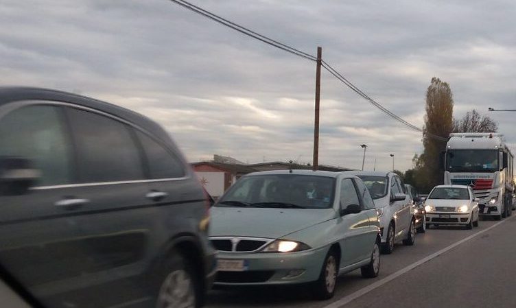 Novara, traffico in tilt e cavalcavia di San Martino bloccato
