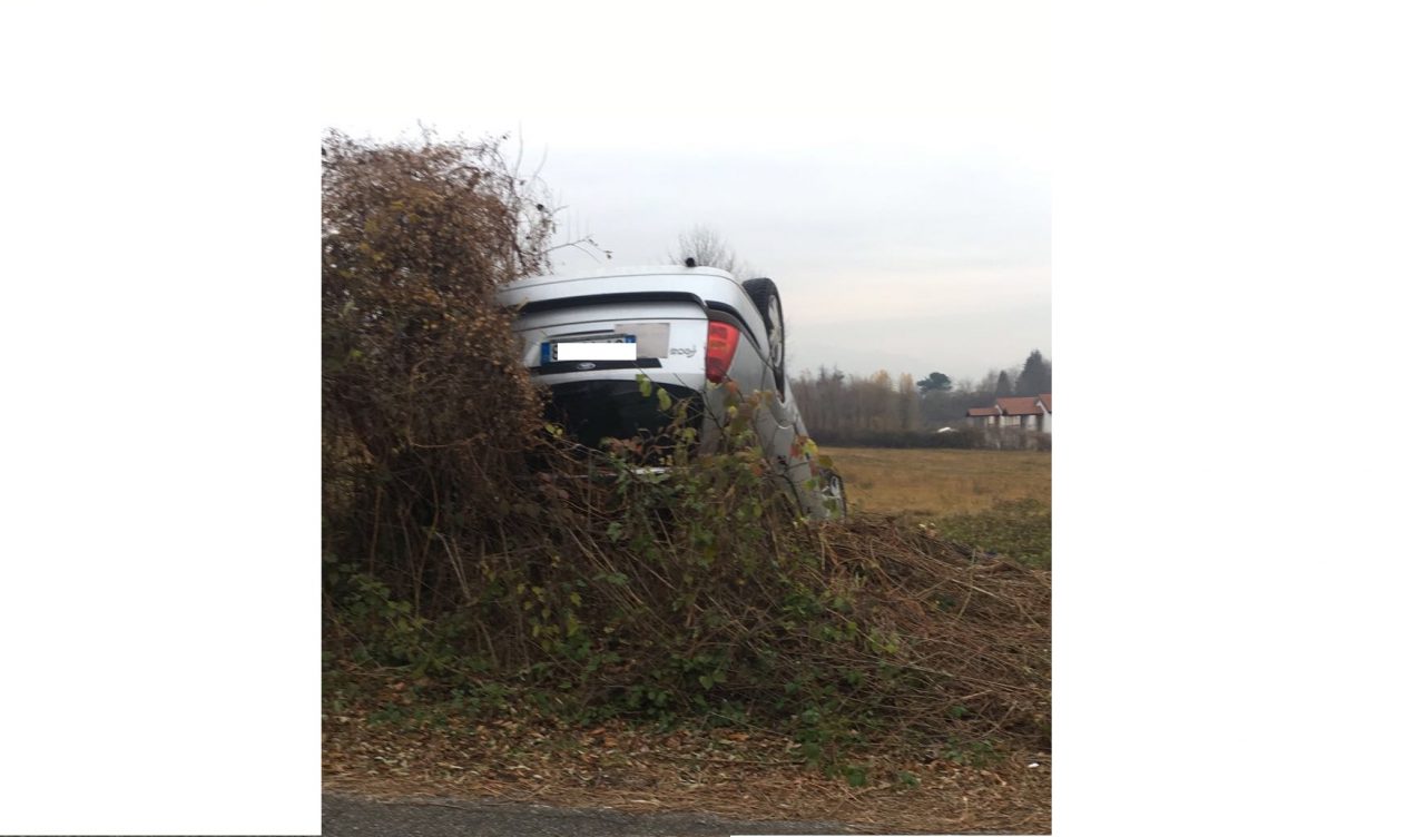 Auto ribaltata a Dormelletto