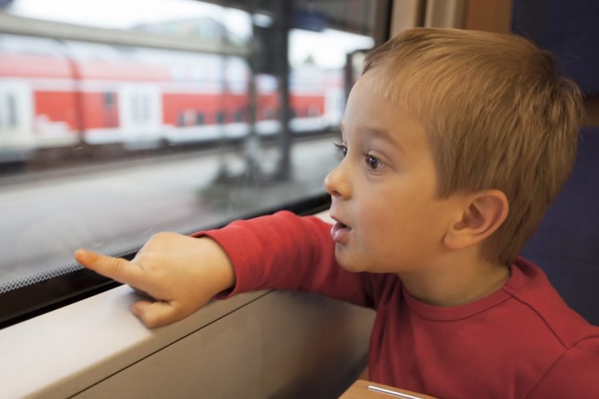 Treno parte: genitori a terra, bimbo da solo a bordo