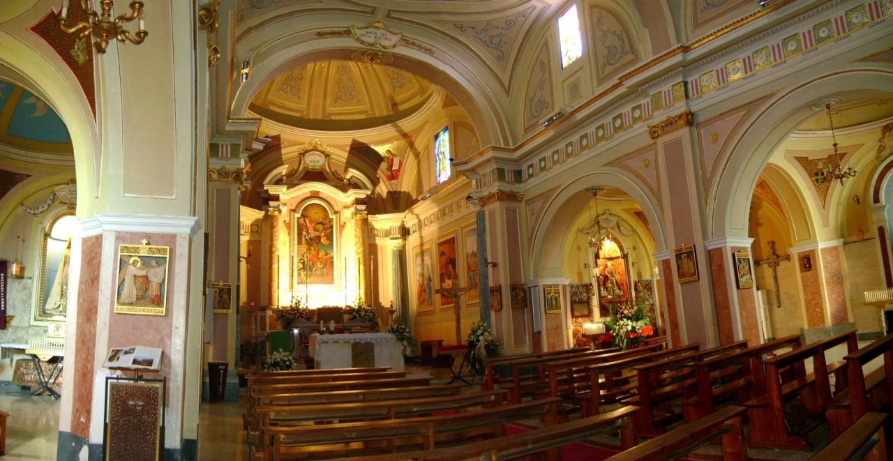 Furto chiesa lascia borsa incustodita e gliela rubano