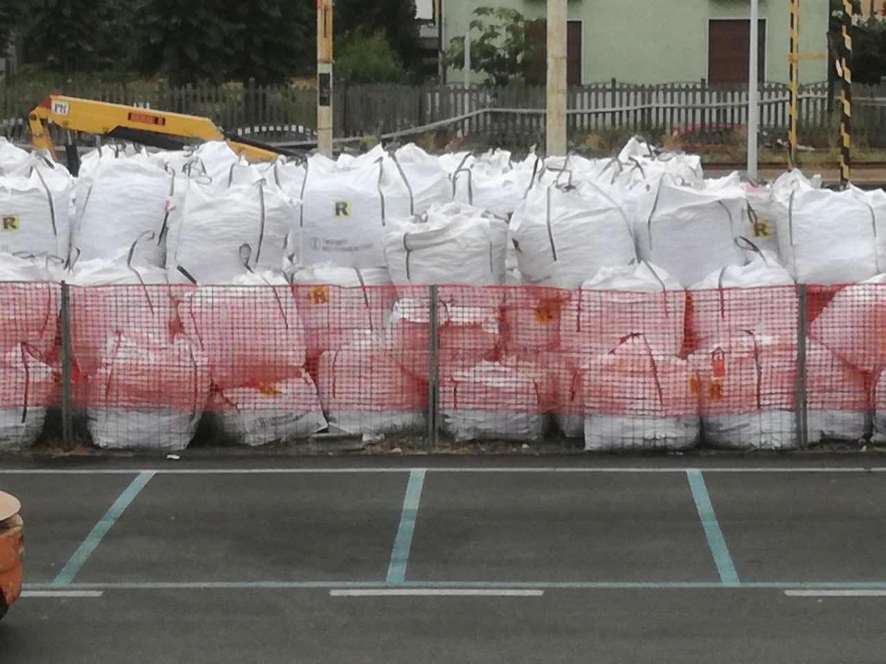 Sacchi di amianto ammassati in stazione a Trecate