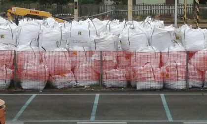 Sacchi di amianto ammassati in stazione a Trecate