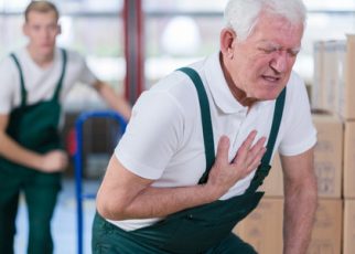 Postino eroe a Lesa: salva uomo con infarto