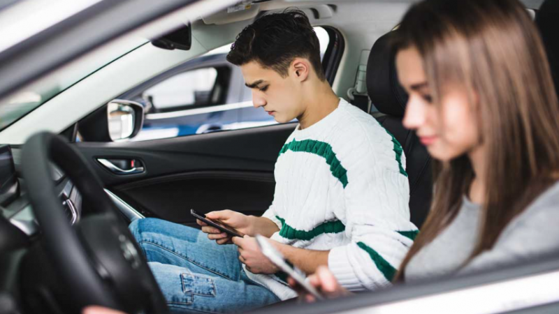Cellulare alla guida i dati allarmanti sui giovani