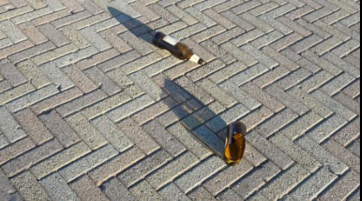 Vetri rotti e immondizia in piazzale Aldo Moro