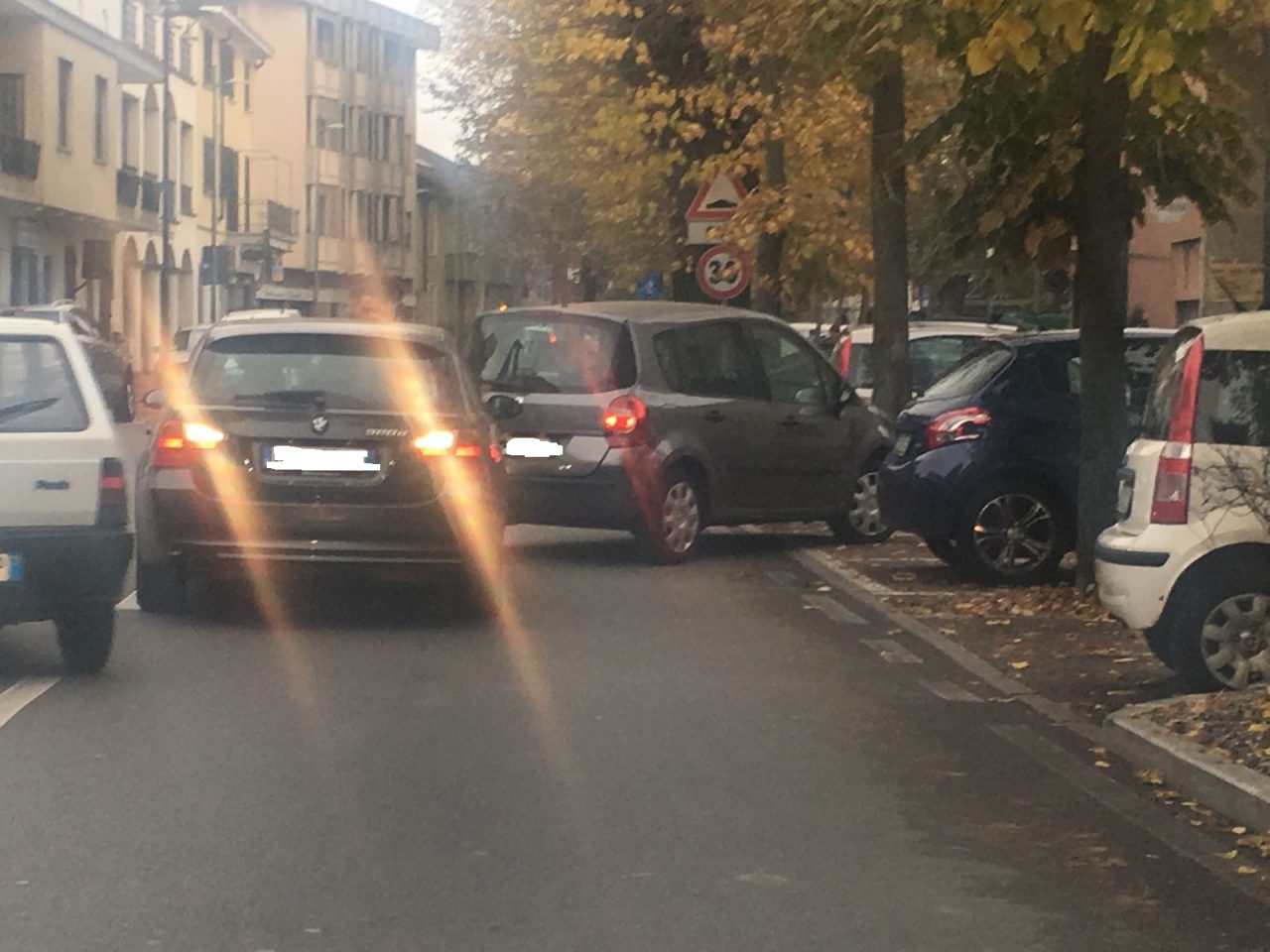 Trecate tamponamento e code in via Ferraris