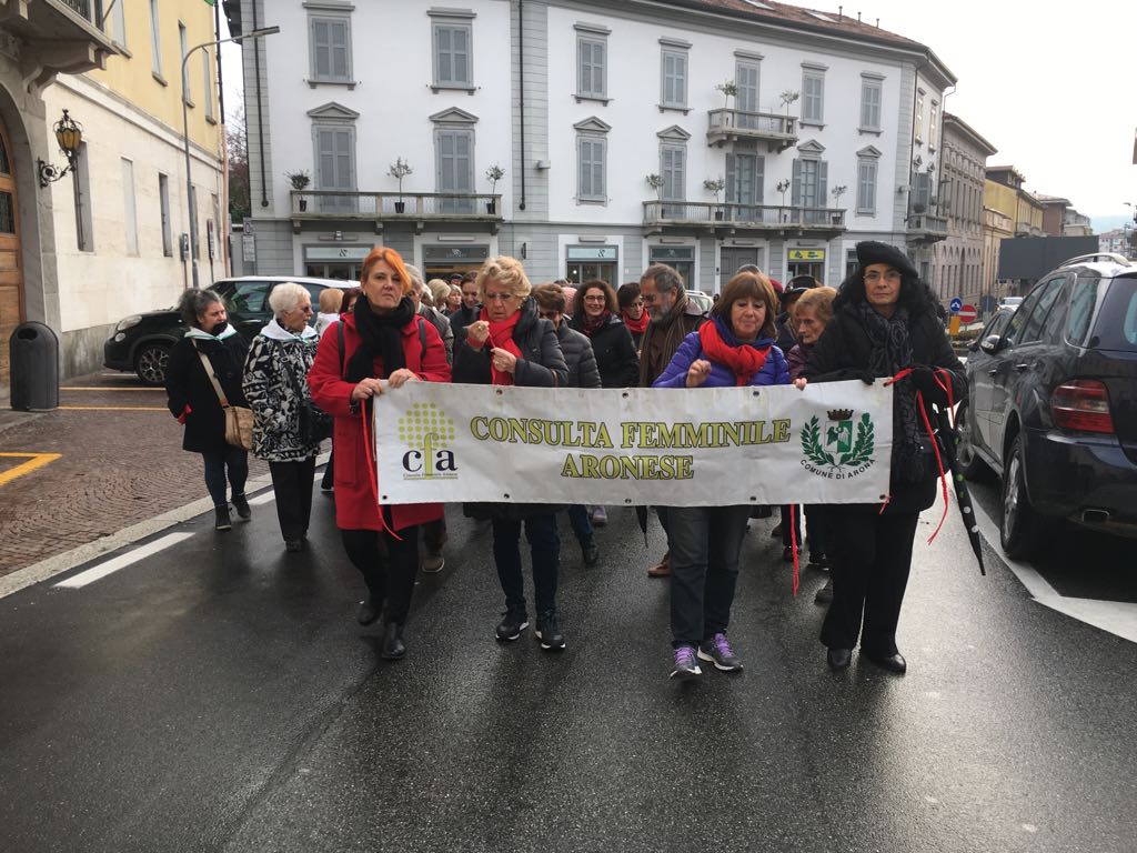 Violenza donne: ecco il VIDEO della marcia aronese
