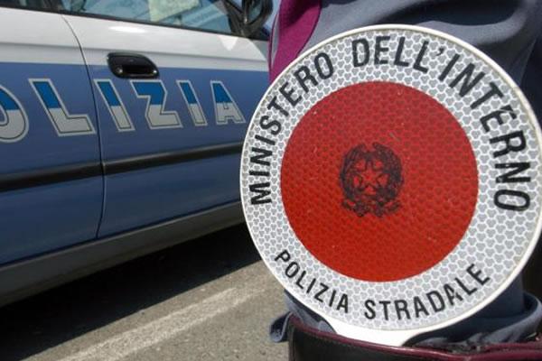 Vede la polizia e fa inversione a U: aveva un tasso superiore di 5 volte