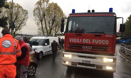 Auto contro un bus sul cavalcavia di S. Martino