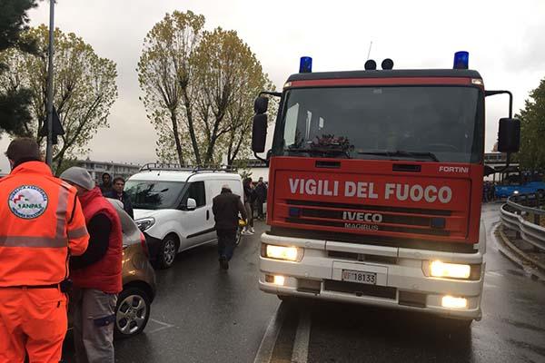 Auto contro un bus sul cavalcavia di S. Martino