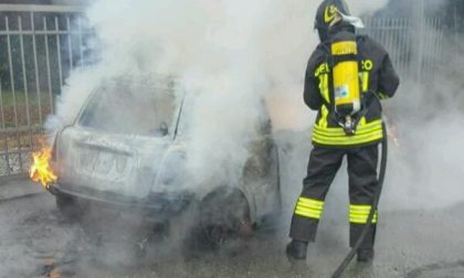 Auto in fiamme a Pettenasco