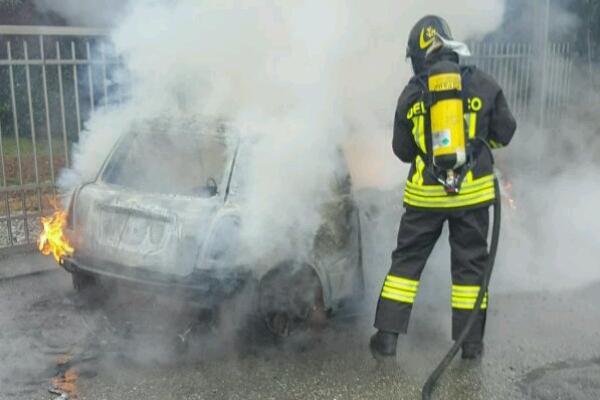 Auto in fiamme a Pettenasco