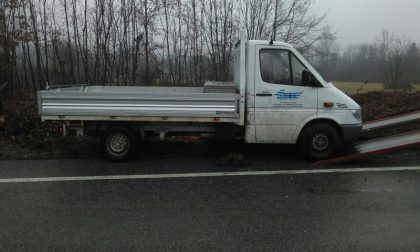 Autocarro si rovescia sulla provinciale 229