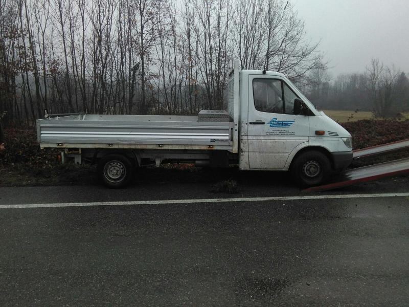 Autocarro si rovescia sulla sp. 229