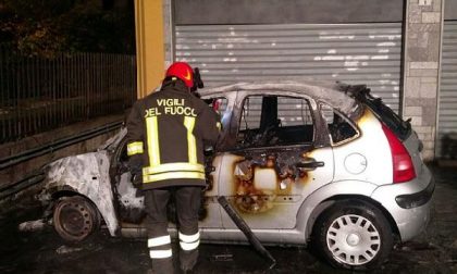 Autovettura a fuoco nella piazza centrale di Colazza